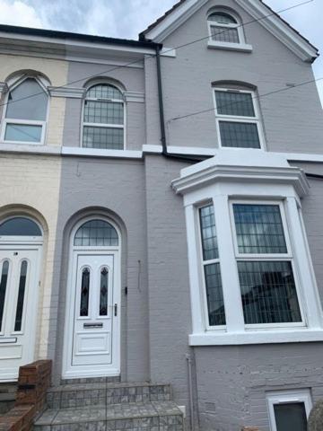 8 Holland Street Homestay *